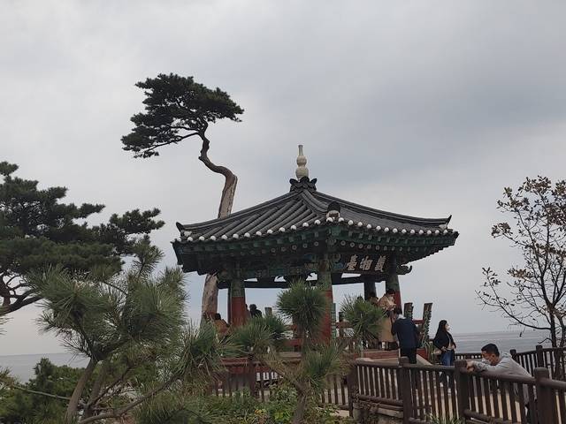 의상대사가 제자들과 낙산의 해안에 머물며 문답하던 정자 의상대.