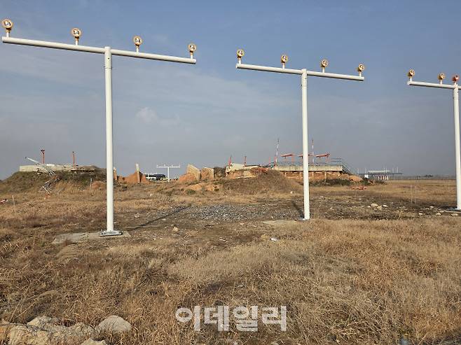 12·29 제주항공 무안공항 참사 1주기인 29일 전남 무안공항에 활주로 내 피해를 키운 원인으로 지목된 방위각 시설물(로컬라이저)이 서 있다. (사진=이데일리 이다원 기자)