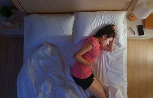 자다가 아파서 깰 정도로 심한 생리통은 참지 말고 진통제를 복용하는 것이 좋다ㅣ출처: 클립아트코리아