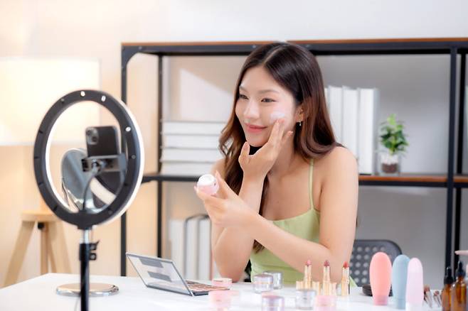 피부는 밤에 '유지'가 아니라 '회복'에 집중하기 때문이다. 잠들기 전 관리가 다음 날 피부 컨디션에 가장 큰 영향을 미친다. 사진=게티이미지뱅크