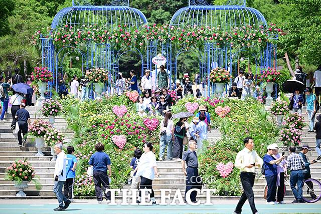 지난 5월 관람객으로 북적이는 2025 서울국제정원박람회 /더팩트DB
