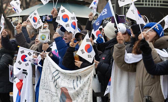 29일 청와대 앞에서 이재명 대통령 지지자들이 이 대통령의 첫 출근을 응원하고 있다. 대통령의 청와대 복귀는 2022년 5월 이후 3년7개월 만이다. 연합뉴스