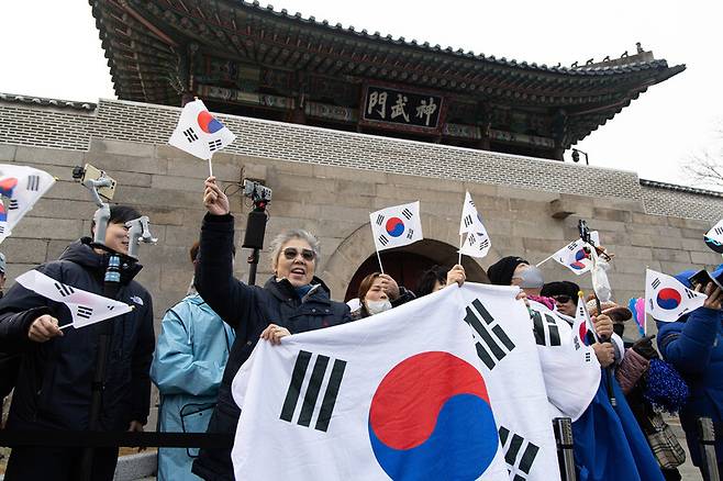 29일 청와대 앞에서 이재명 대통령 지지자들이 이 대통령의 첫 출근을 응원하고 있다. 대통령의 청와대 복귀는 2022년 5월 이후 3년 7개월 만이다. 연합뉴스