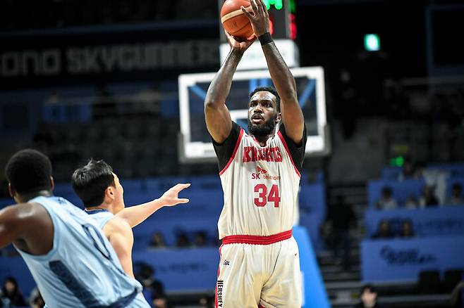 29일 고양 소노와 경기에서 슛을 던지고 있는 자밀 워니(서울 SK). 프로농구연맹 제공