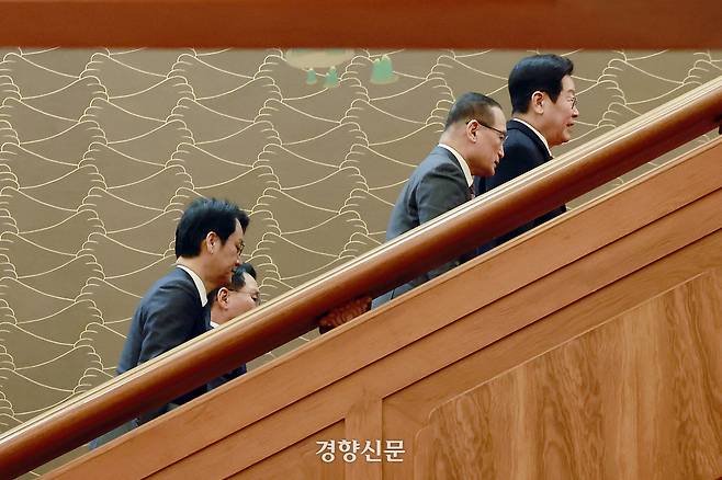이재명 대통령이 29일 청와대에서 공식 근무를 시작했다. 이 대통령이 이날 오전 청와대 본관에 도착해 위성락 안보실장, 김용범 정책실장 등과 입장하고 있다. 김창길 기자