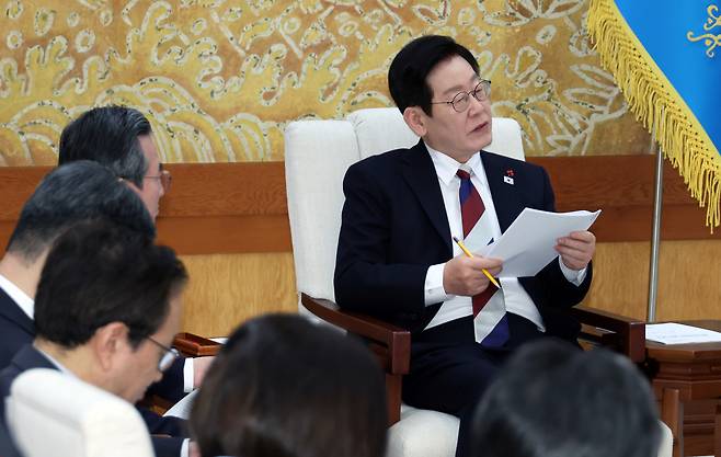 이재명 대통령이 청와대로 첫 출근한 29일 참모진과 차담을 하고 있다. 연합뉴스