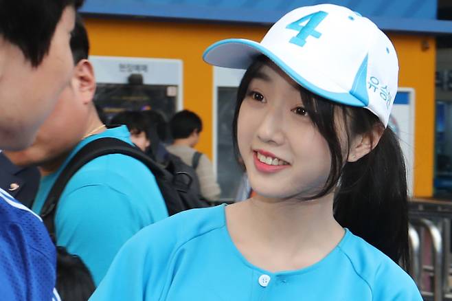 지난 2017년 당시 유승민 대선후보 지원하는 유담씨. 연합뉴스