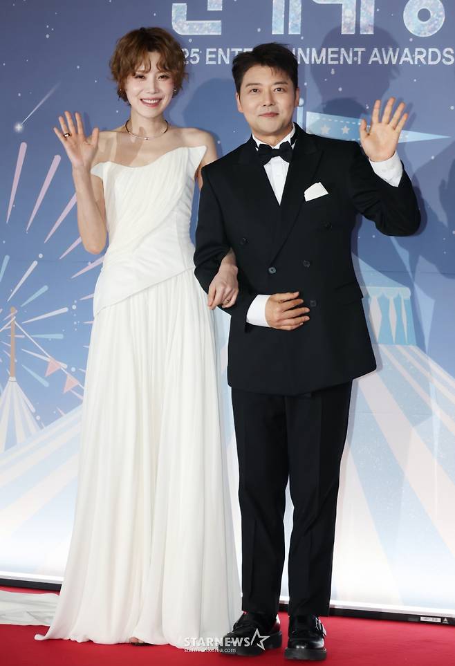 MC 장도연, 전현무가 29일 오후 서울 마포구 상암동 MBC에서 진행된 '2025 MBC 방송연예대상' 레드카펫행사에 참석해 포즈를 취하고 있다. /2025.12.29 /사진=이동훈 photoguy@