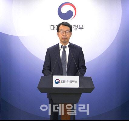 김태현 의사인력수급추계 위원장이 30일 정부서울청사에서 브리핑을 하고 있다.(사진=이브리핑 갈무리)