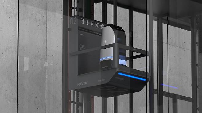 경기 성남시 네이버 신사옥 ‘1784’에 설치된 로봇 전용 엘리베이터 로보포트(ROBOPORT)에서 로봇이 이송되는 모습. (네이버 제공)