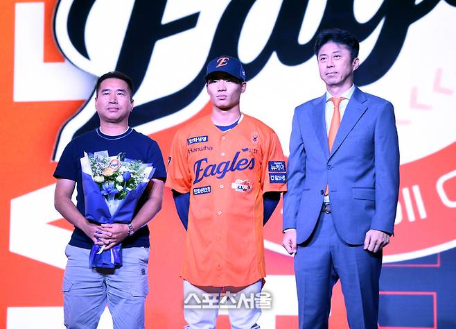 유신고 오재원이 17일 서울 송파구 롯데호텔 월드에서 열린 2026 KBO 리그 신인드래프트에서 한화에 지명된 후 기념촬영을 하고 있다. 최승섭기자 thunder@sportsseoul.com