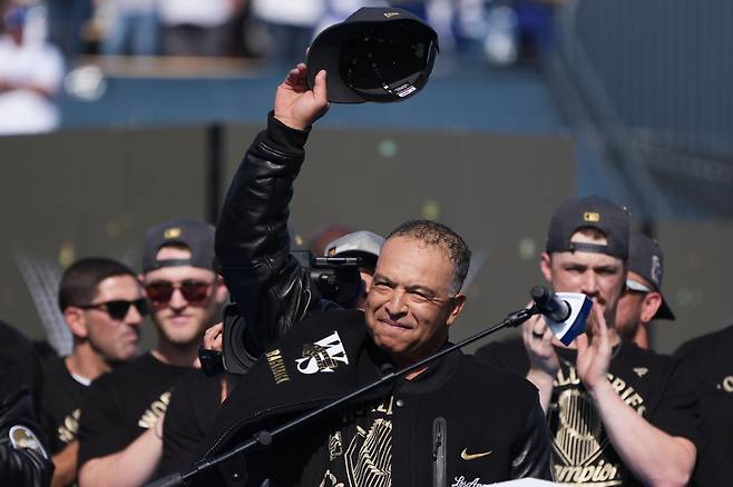 Los Angeles Dodgers manager Dave Roberts tips his cap during a celebration of the baseball team's World Series win at Dodger Stadium on Monday, Nov. 3, 2025, in Los Angeles. (AP Photo/Gregory Bull)
<저작권자(c) 연합뉴스, 무단 전재-재배포, AI 학습 및 활용 금지>