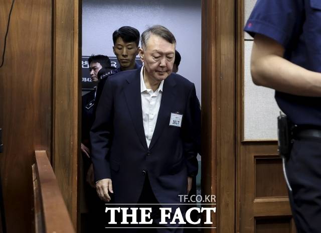 윤석열 전 대통령의 내란 우두머리 혐의 재판에서 내란특검 측이 '피고인 윤석열'이라고 호칭하자, 윤 전 대통령 변호인이 "예우를 갖춰달라"며 재판부에 강하게 항의하는 모습을 모였다. /사진공동취재단