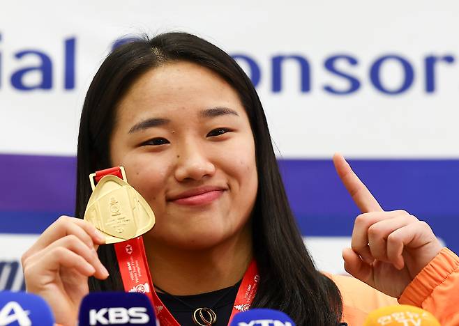 배드민턴 역대 단식 단일 시즌 최다승(11승)을 기록한 안세영이 22일 인천 중구 인천국제공항 제1여객터미널으로 2025 세계배드민턴연맹(BWF) 월드 투어 파이널 대회를 마치고 귀국한 뒤 인터뷰를 마치고 메달을 들어보이고 있다./뉴시스