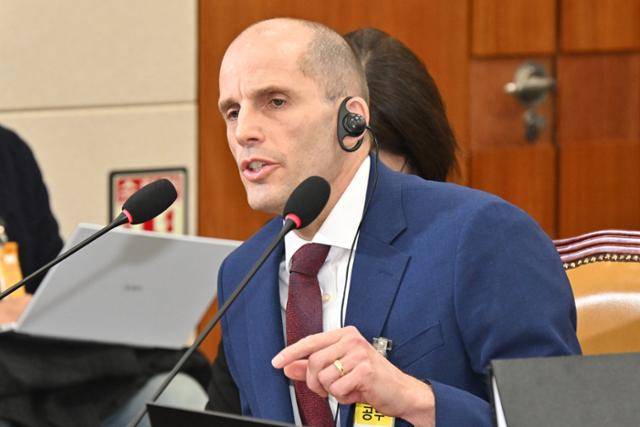 해럴드 로저스 쿠팡 임시대표가 30일 국회 과학기술정보방송통신위원회에서 열린 쿠팡 연석 청문회에 출석해 동시통역기를 귀에 부착한 채 답변하고 있다. 민경석 기자