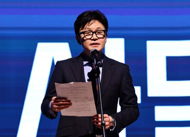 한동훈 전 국민의힘 대표가 21일 경기 고양시 킨텍스 그랜드볼룸에서 열린 토크콘서트에서 인사말을 하고 있다. 뉴시스