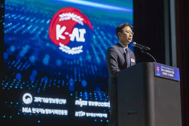배경훈 과학기술정보통신부 장관이 발표회에 앞서 독자 AI 파운데이션 사업에 대한 기대감을 밝혔다 / 출처=IT동아