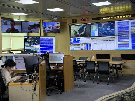 26일 기상청 국가지진화산종합상황실에서 국내와 일본 등의 지진 상황을 모니터링하고 있다. 천권필 기자