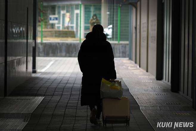 현행 ‘기초생활보장법’은 취업·결혼을 하지 않은 20대 청년을 독립 가구로 인정하지 않는다. ‘만 30세 이상’만 세대분리가 가능한 기준 탓에, 폭력·단절 등으로 집을 나온 청년 상당수가 사회 안전망 밖으로 밀려났다. 이 같은 현실을 짚은 쿠키뉴스 보도 이후, 정부가 모의적용 시범사업에 나서며 제도 개선에 첫 발을 뗐다. 사진=박효상 기자