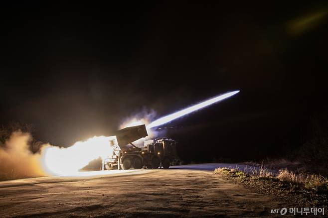 사진은 지난 4월18일 육군 제3포병여단 소속 천무가 130mm탄을 발사하고 있는 모습. / 사진=육군