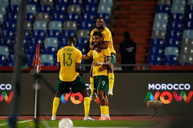 남아공은 30일(한국시간) 모로코의 마라케시 스타디움에서 열린 대회 조별리그 B조 3차전서 짐바브웨를 3-2로 제압하며 조 2위로 16강에 진출했다. 23일 앙골라와 1차전서 득점한 뒤 기뻐하는 남아공 선수들. 마라케시(모로코)|AP뉴시스