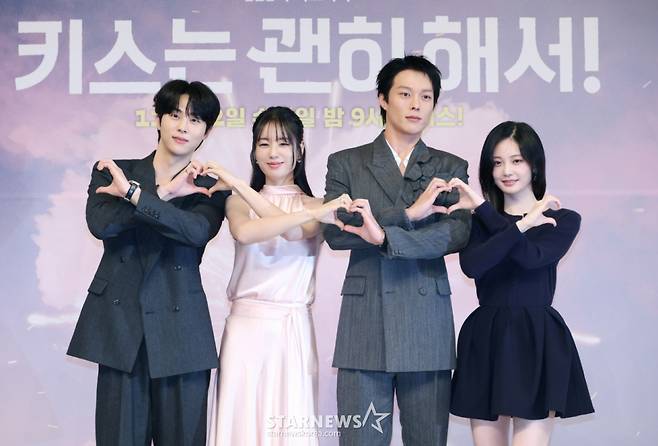 배우 김무준, 안은진, 장기용, 우다비가 5일 오후 서울 양천구 목동 SBS에서 진행된 새 수목드라마 '키스는 괜히 해서!' 제작발표회에 참석해 포즈를 취하고 있다. /2025.11.05 /사진=이동훈 photoguy@