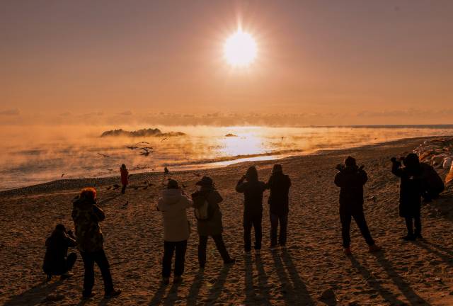 2026년 병오년(丙午年) 새해를 닷새 앞둔 28일 경주 문무대왕릉을 찾은 시민들이 수평선 위로 떠오르는 일출을 바라보고 있다. 김영진 기자 kyjmaeil@imaeil.com