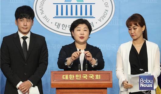 2020년 8월 故 구하라 씨 오빠 구호인 씨, 故 강한얼 씨 언니 강화현 씨와 함께 기자회견 하는 서영교 의원. ⓒ서영교 의원실
