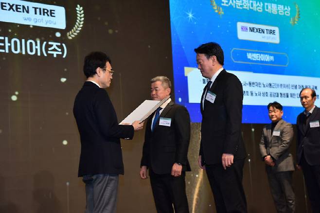 김현석 넥센타이어 사장(오른쪽)과 박주홍 넥센타이어 노동조합 위원장이 30일 열린 노사문화대상에서 대통령상을 받고 있다. (사진=넥센타이어)