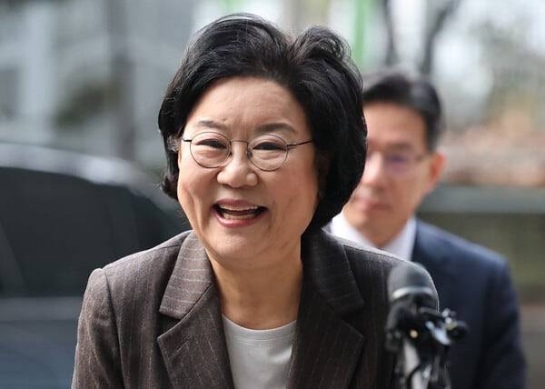 초대 기획예산처 장관 후보자로 지명된 이혜훈 전 국민의힘 의원이 29일 오전 서울 중구 예금보험공사에 마련된 인사청문회 준비 사무실로 첫 출근하며 활짝 웃고 있다. /뉴스1