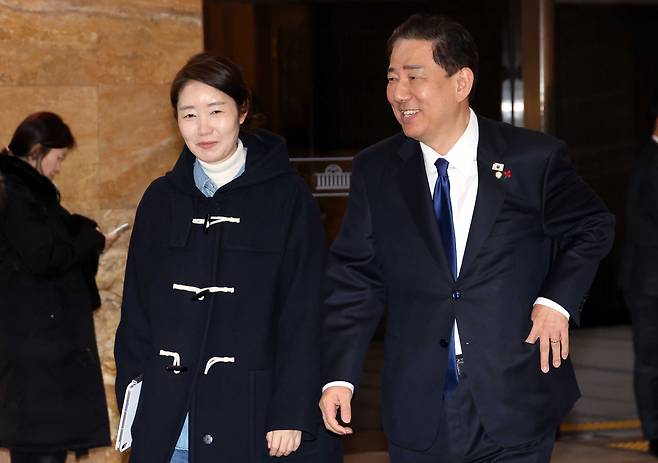 김병기 더불어민주당 원내대표와 강선우 의원이 지난 24일 오후 서울 여의도 국회에서 열린 제430회국회(임시회) 제2차 본회의를 마치고 밖으로 나오고 있다. /뉴시스