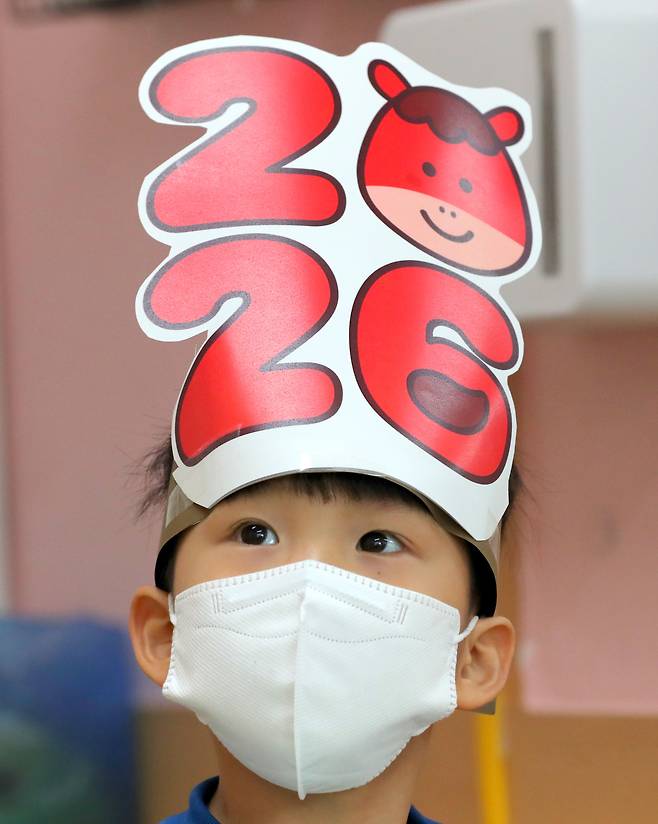 2026년 병오년 말띠해를 앞둔 29일 광주 북구청직장어린이집의 한 원아가 2026년도 말띠해를 상징하는 그림 모자를 쓰고 있다./김영근 기자