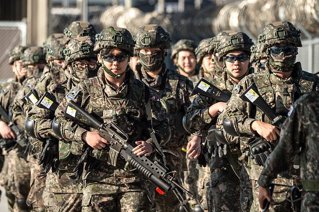 지난 10월 군산시 예비군기동대원들이 현역 장병 및 미군들과 함께 군산 비행장 방호작전을 실시하고 있는 모습./육군제공