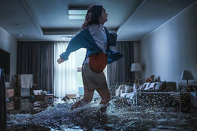 배우 김다미는 앞서 김병우 감독의 영화 '더 테러 라이브(2013)'를 인상 깊게 봤다고 떠올렸다. 그는 "'대홍수'에서도 아파트라는 한정된 공간 안에서 이뤄지는 감독님의 연출이 재미있게 다가왔다"고 밝혔다. 넷플릭스 제공