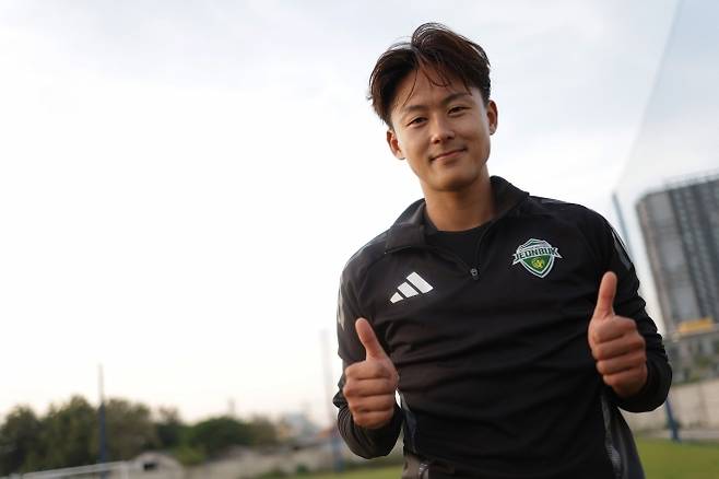 프로축구 전북 현대 공격수 이승우가 2025시즌 국내 선수 최고액 연봉을 받은 것으로 집계됐다. 사진은 지난 1월 태국 전지훈련을 마친 이승우. 한국프로축구연맹 제공