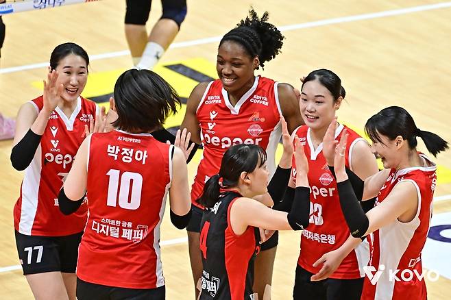 여자 프로배구 페퍼저축은행이 30일 광주 페퍼스타디움에서 열린 진에어 2025-2026 V리그 여자부 3라운드 GS칼텍스와의 홈 경기에서 세트 스코어 3-1(21-25 25-20 25-16 25-21)로 승리, 9연패 탈출에 성공했다. 사진 한국배구연맹 제공