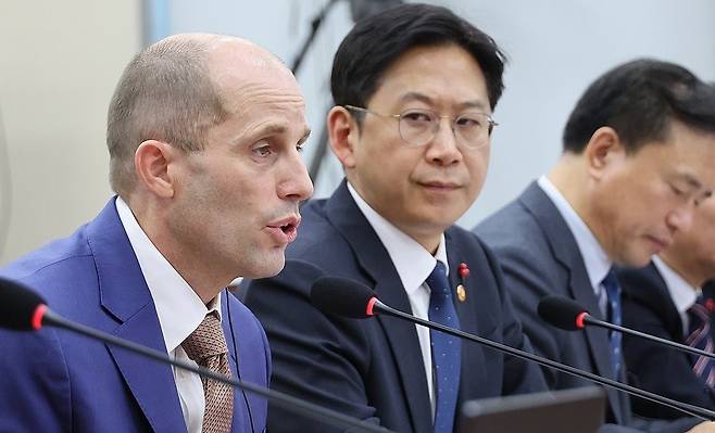 '쿠팡 하나에 온 정부가...' (서울=연합뉴스) 김주성 기자 = 해롤드 로저스 쿠팡 임시대표가 31일 국회 과학기술정보방송통신위원회에서 열린 쿠팡 침해사고 및 개인정보 유출, 불공정 거래, 노동환경 실태 파악과 재발 방지 대책 마련을 위한 청문회에서 위원 질의에 답하고 있다.
이날 청문회에는 '쿠팡 사태 범정부 TF' 팀장인 배경훈 부총리 겸 과학기술정보통신부 장관을 비롯해 김종철 방송미디어통신위원장, 김영훈 고용노동부 장관, 주병기 공정거래위원장, 임광현 국세청장, 이억원 금융위원장, 김진아 외교부2차관, 유재성 경찰청장 직무대행 등이 출석했다. 2025.12.31 utzza@yna.co.kr