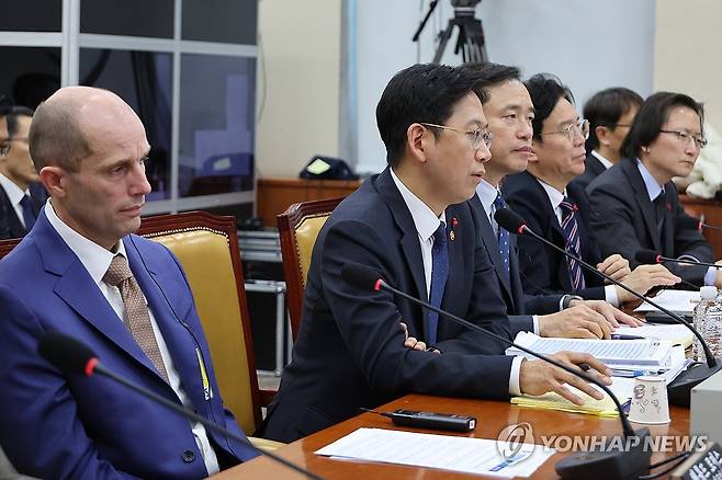 '쿠팡 하나에 온 정부가...' (서울=연합뉴스) 김주성 기자 = '쿠팡 사태 범정부 TF' 팀장인 배경훈 부총리 겸 과학기술정보통신부 장관이 31일 국회 과학기술정보방송통신위원회에서 열린 쿠팡 침해사고 및 개인정보 유출, 불공정 거래, 노동환경 실태 파악과 재발 방지 대책 마련을 위한 청문회에서 위원 질의에 답하고 있다.
이날 청문회에는 배 부총리를 비롯해 김종철 방송미디어통신위원장, 김영훈 고용노동부 장관, 주병기 공정거래위원장, 임광현 국세청장, 이억원 금융위원장, 김진아 외교부2차관, 유재성 경찰청장 직무대행 등이 출석했다. 2025.12.31 utzza@yna.co.kr