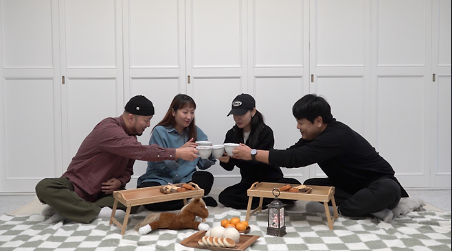 서로간에 고충을 얘기하다 크게 공감하며 술잔 대신 커피잔으로 건배를 하는 크리에이터들.
