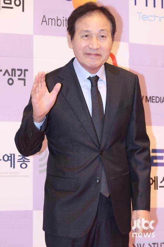 배우 안성기가 19일 오후 서울 강남구 논현동 제43회 황금촬영상 시상식에 참석해 포즈를 취하고 있다. 김현우 엔터뉴스팀 기자 kim.hyunwoo3@jtbc.co.kr (콘텐트비즈니스본부)