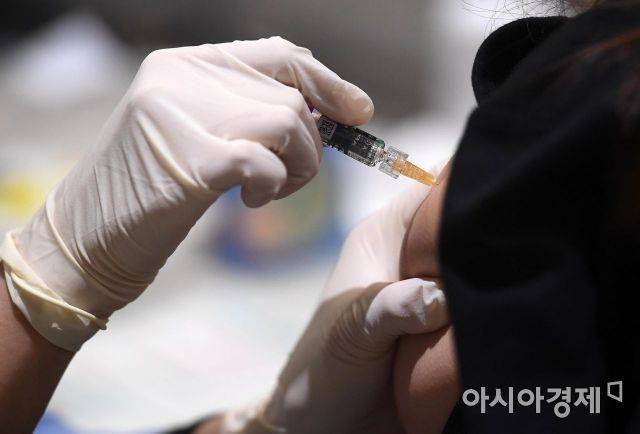 시민들이 독감 예방 접종을 받는 모습. 아시아경제DB