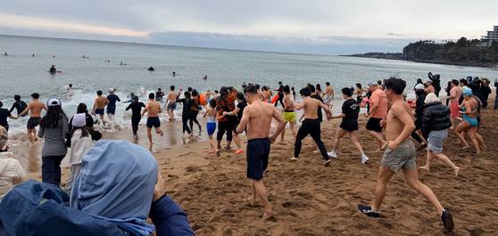 1일 낮 12시 제27회 서귀포 겨울바다 국제펭귄수영대회 참가자들이 중문색달해수욕장의 겨울 바닷물에 뛰어들고 있다. 최충일 기자