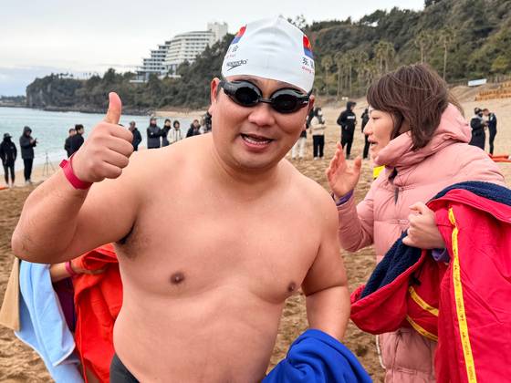 2026 제27회 서귀포 겨울바다 국제펭귄수영대회에 참가한 중국인 피터주. 최충일 기자