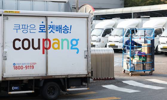 지난해 12월 28일 서울 시내 한 쿠팡 물류센터 앞에서 관계자가 물류상자를 짐수레로 옮기고 있다. 우상조 기자