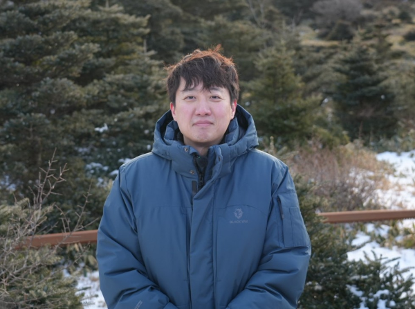개혁신당 이준석 대표가 새해 첫날인 1일 제주 한라산 윗세오름에 올라 발언하고 있다. 연합뉴스