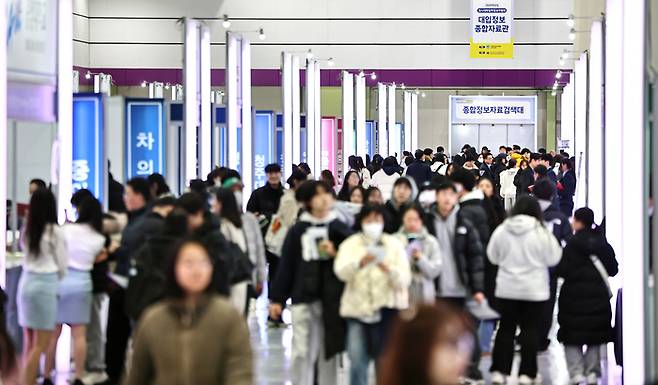 지난달 18일 서울 강남구 코엑스에서 열린 2026학년도 정시 대학입학정보박람회에서 학생과 학부모들이 대학교 상담 부스를 둘러보고 있다. 뉴스1