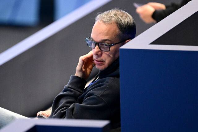 마우리시오 파에스 전 우리카드 감독이 대한항공과 삼성화재 경기를 보고 있다 / 한국배구연맹(KOVO)