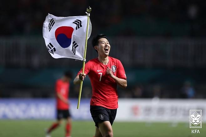 지난 2018 자카르타·팔렘방 아시안게임 남자축구 금메달로 병역특례를 받았던 손흥민(가운데). /사진=대한축구협회 제공