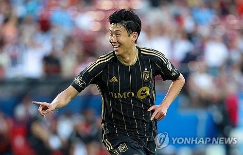 손흥민이 활약 중인 LAFC가 미국 메이저리그사커(MLS) 선수들이 가장 많이 뛰고 싶은 클럽으로 뽑혔다. 미국 매체 스포츠일러스트레이티드는 500명이 넘는 선수들이 설문조사에 참여한 결과, LAFC가 MLS 선수들 사이에서 가장 매력적인 클럽으로 뽑혔다고 발표했다. 이때 LAFC는 리오넬 메시가 뛰고 있는 인터 마이애미를 제치고 1위를 차지해 눈길을 끌었다. 연합뉴스