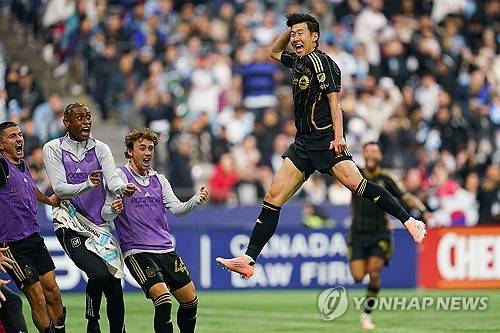 손흥민이 활약 중인 LAFC가 미국 메이저리그사커(MLS) 선수들이 가장 많이 뛰고 싶은 클럽으로 뽑혔다. 미국 매체 스포츠일러스트레이티드는 500명이 넘는 선수들이 설문조사에 참여한 결과, LAFC가 MLS 선수들 사이에서 가장 매력적인 클럽으로 뽑혔다고 발표했다. 이때 LAFC는 리오넬 메시가 뛰고 있는 인터 마이애미를 제치고 1위를 차지해 눈길을 끌었다. 연합뉴스